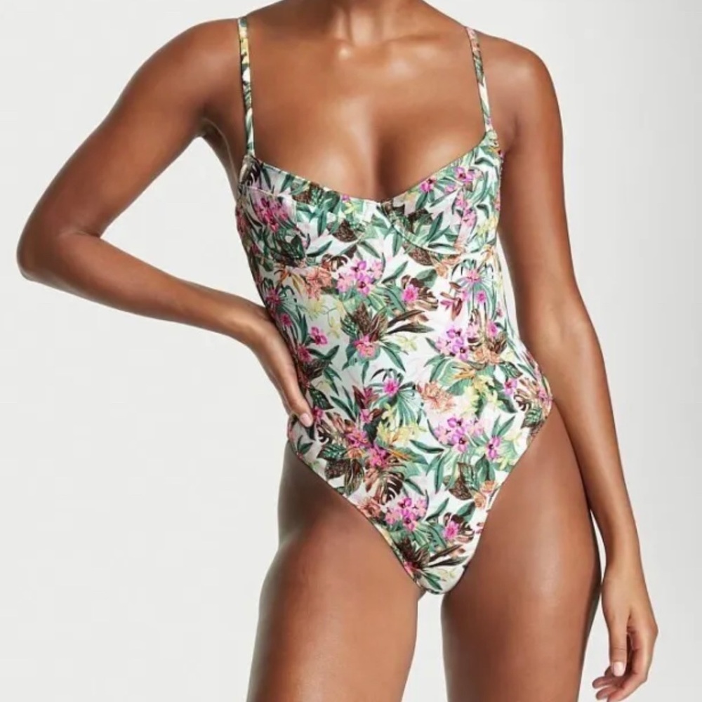 🆕 Victoria Secret One piece Swim Suit exotic print